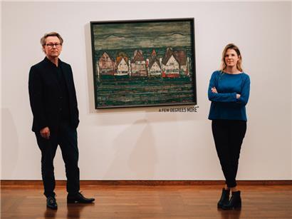 Das Wiener Leopold Museum hat 15 Werke bekannter Künstler schief gehängt und will damit auf die Folgen der Erderwärmung aufmerksam machen
