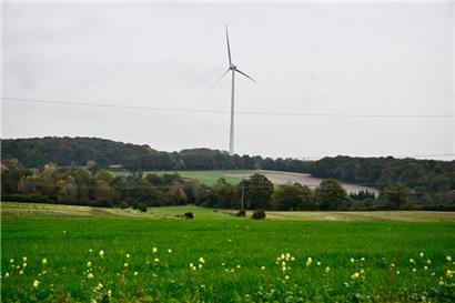 Das Windrad in Bergem ragt weit über die Baumkronen des „Mettendallerbësch“ heraus
