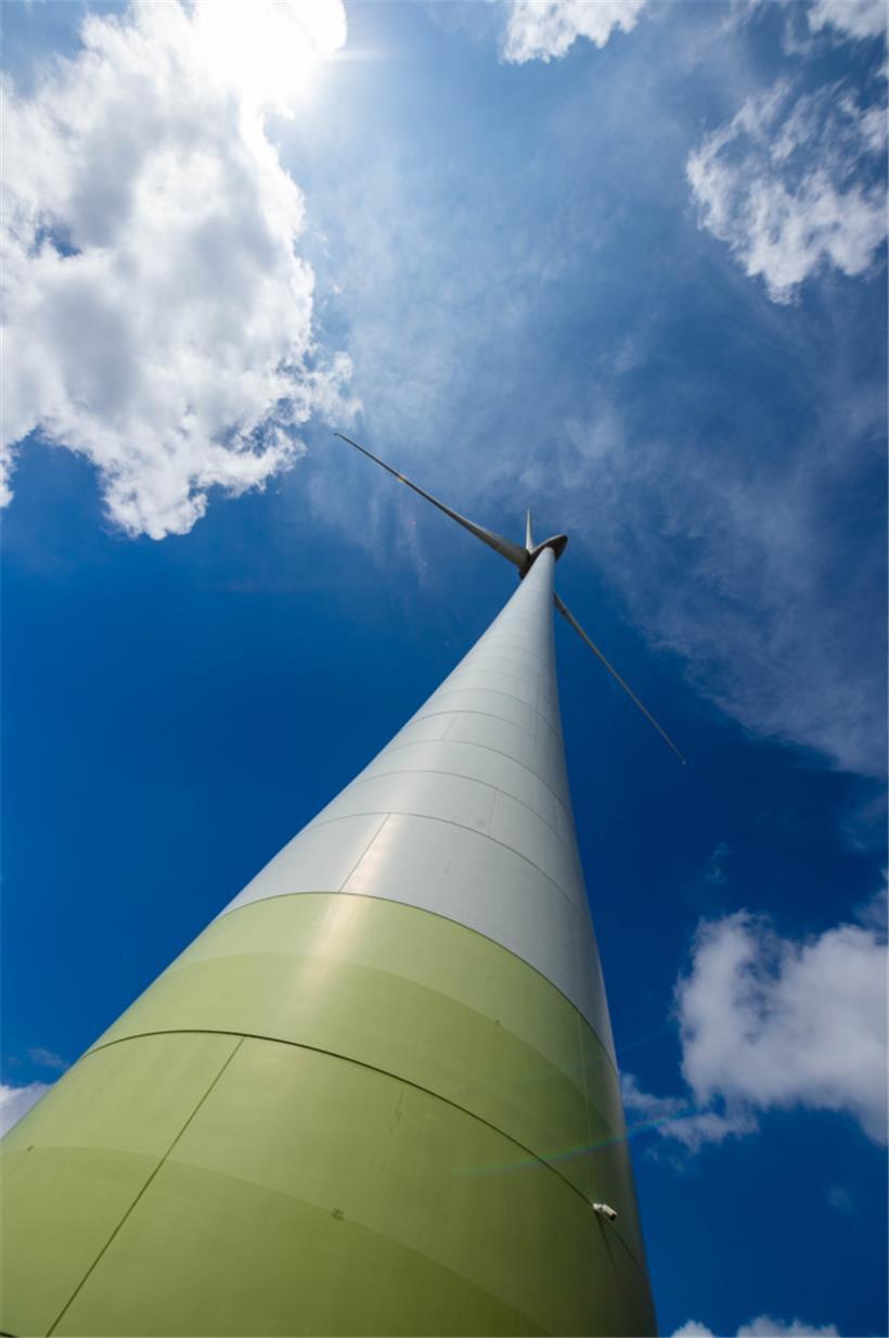 Das Windrad vom Typ Enercon E-115 bei Hosingen ist 135 Meter hoch und hat einen Rotordurchmesser von 115 Metern
