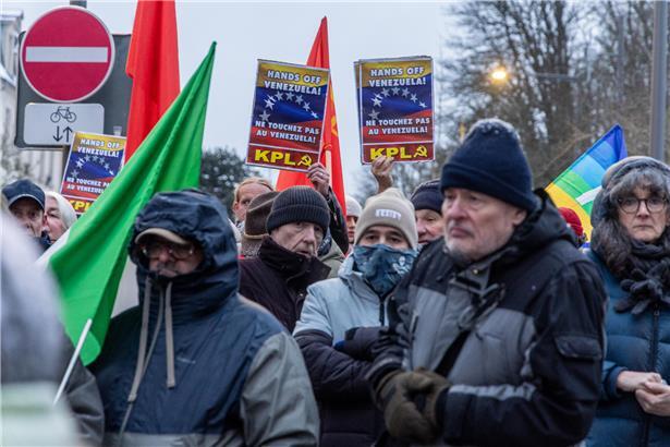 Demonstranten protestieren trotz Winterwetter vor der US-Botschaft im Freien bei kalten Temperaturen
