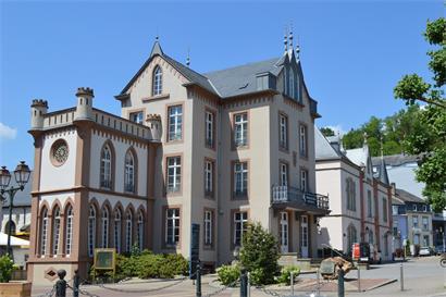 Wirtgen-Schloss an der Alexis Heck-Straße, veraltetes Gebäude für Musikkonservatorium, Sanierungsbedarf sichtbar