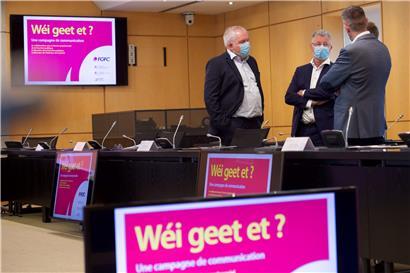 Das Wohlbefinden am Arbeitsplatz vor Augen: Marco Thomé, Präsident der Gewerkschaft des Gemeindepersonals (FGFC) und Initiator der Kampagne „Wéi geet et?“, und Emile Eicher, Präsident des Gemeindesyndikats Syvicol, im Gespräch mit Mareike Bönigk und Benoît Billo vom „Service psychosocial“ (SPS) des öffentlichen Dienstes (vlnr.)

