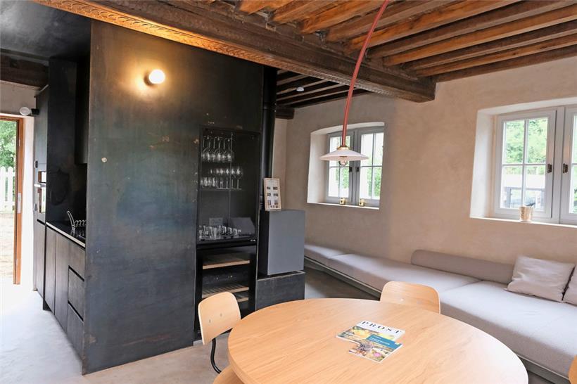 Das „Wohnzimmer“ mit Küche, Kamin und Sofa