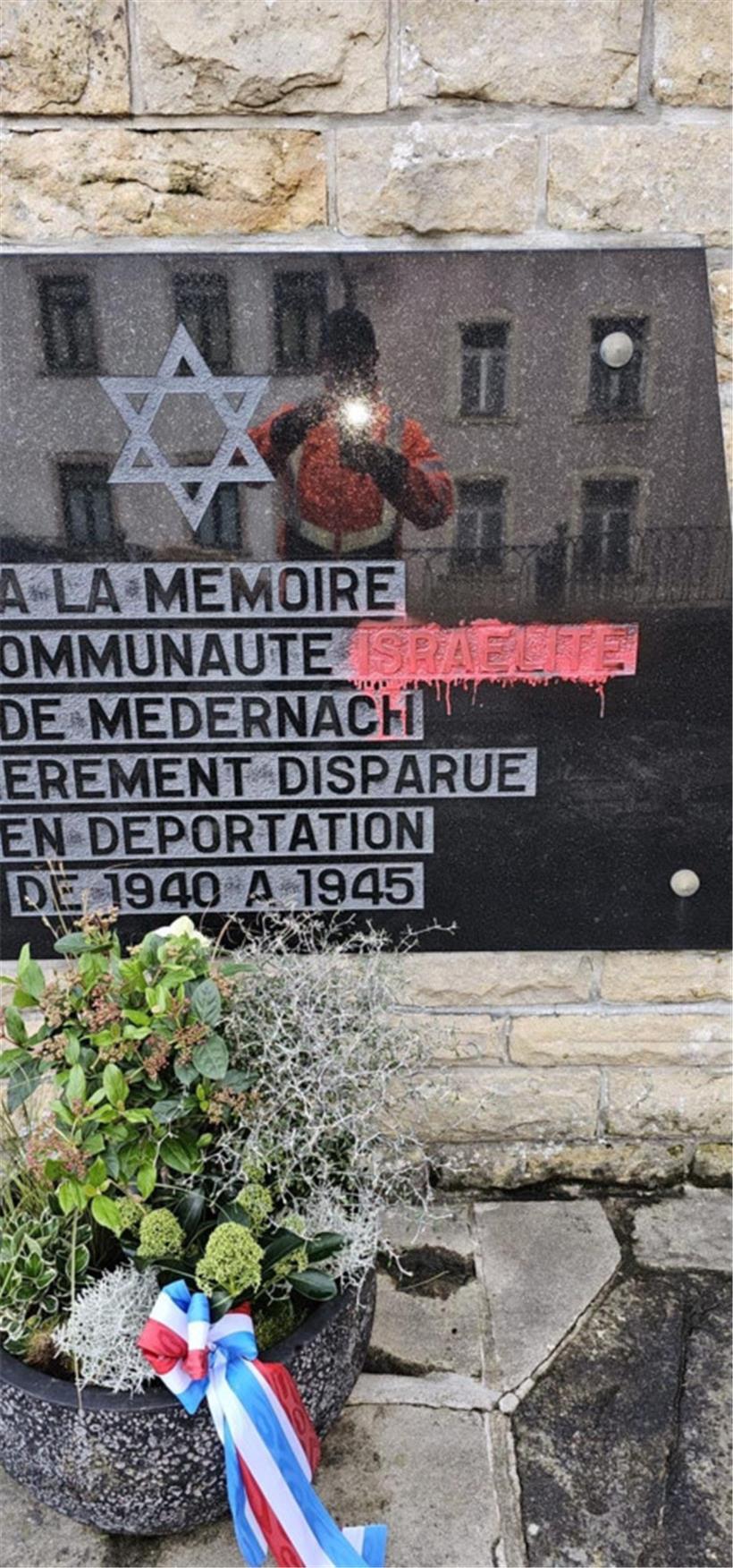 Das Wort „israélite“ wurde mit roter Farbe verunstaltet