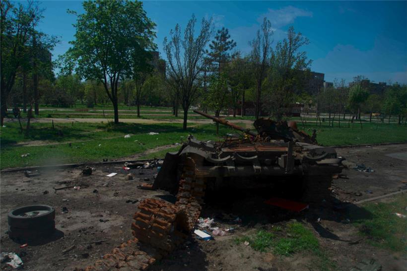 Das Wrack eines Panzers steht am Freitag in der Stadt Mariupol
