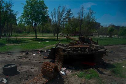 Das Wrack eines Panzers steht am Freitag in der Stadt Mariupol
