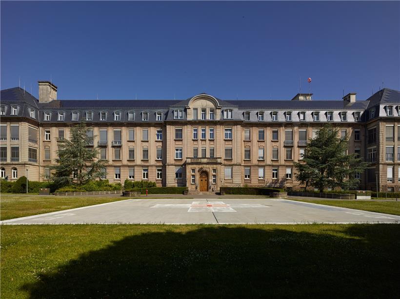 Das alte Gebäude erinnert an die Architektur eines Schlosses
