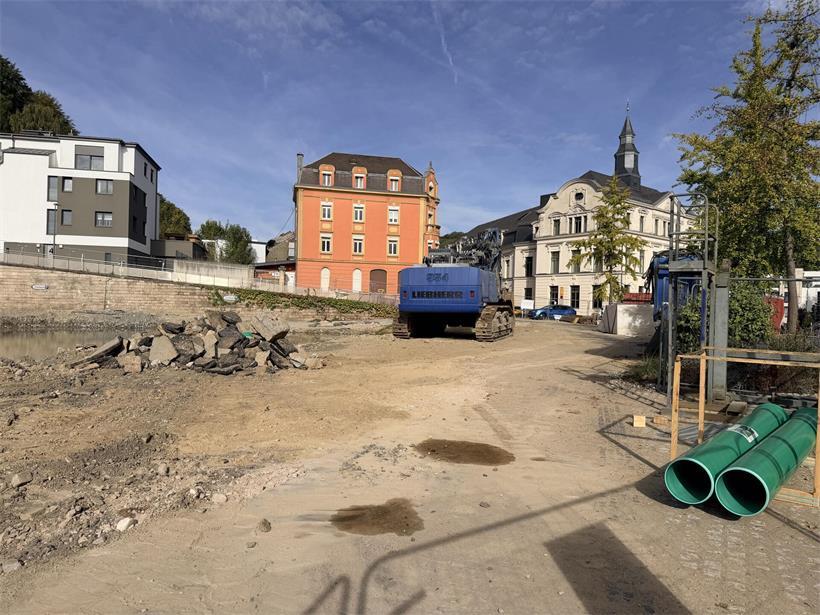 Das alte Rathaus wird abgerissen und durch ein neues Gebäude ersetzt. Bei solchen Arbeiten fallen immer hohe Rechnungen an. Eine solche wurde von Betrügern unterwandert.