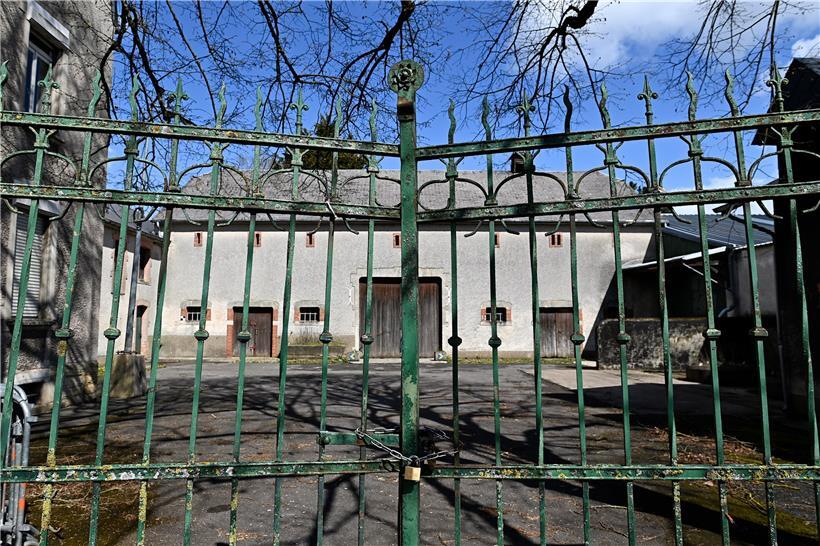 Das alte Tor soll erneuert werden, ansonsten stehen keine Renovierungsarbeiten a...