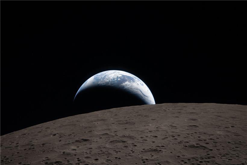 „Artemis 2“ weiter von Erde entfernt als je Menschen zuvor Das am 7. April 2026 veröffentlichte NASA-Bild zeigt die Erde beim „Earthset“, aufgenommen am 6. April aus der Orion-Kapsel