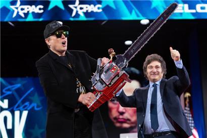 Das amerikanische „Kettensägenmassaker“: Elon Musk hält eine Kettensäge hoch, die er vom argentinischen Präsidenten Javier Milei (rechts) erhalten hat, bevor sie auf der Conservative Political Action Conference auftreten
