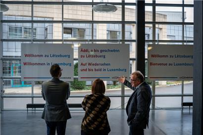 „Das ass e Schëld.“ – „Ah, interessant.“
