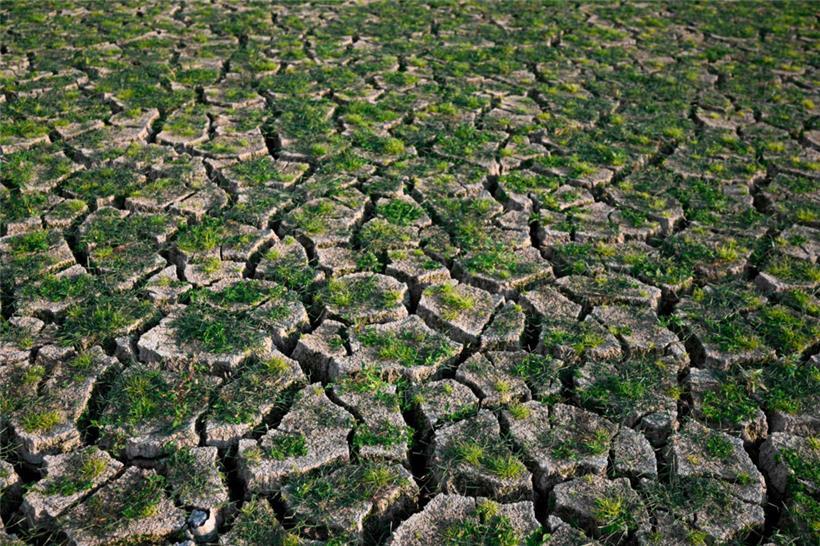 Das ausgetrocknete Bett eines Staudamms in Südbulgarien im Sommer 2024
