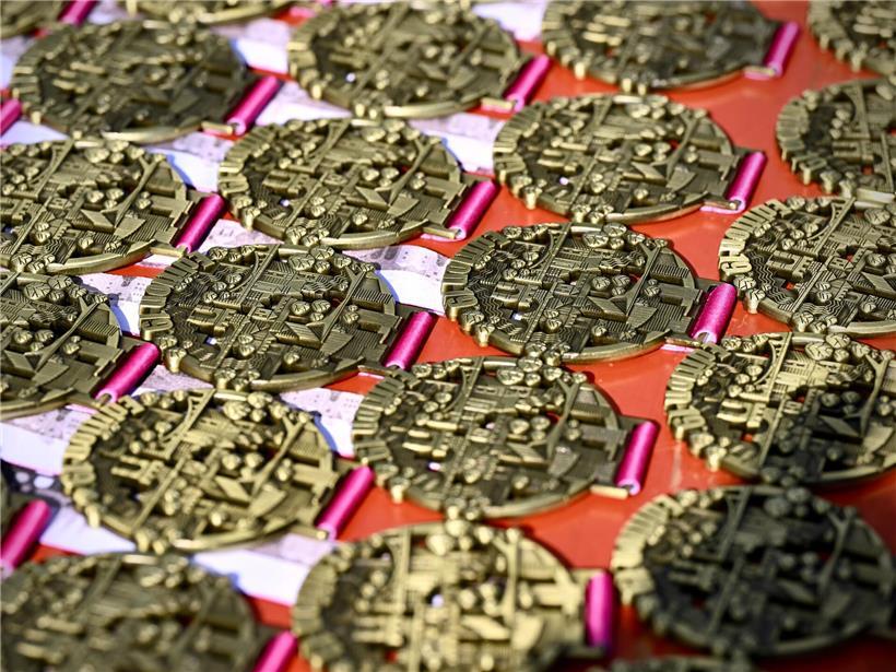 Finisher-Medaille als begehrtes Accessoire des Tages für erfolgreiche Sportler und Laufbegeisterte
