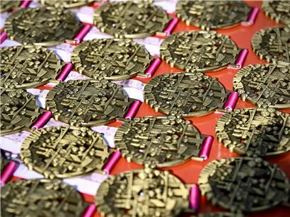 Finisher-Medaille als begehrtes Accessoire des Tages für erfolgreiche Sportler und Laufbegeisterte