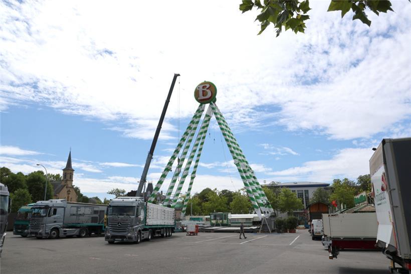 Das bekannte Riesenrad „Bellevue“ ist in der Hauptstadt angekommen
