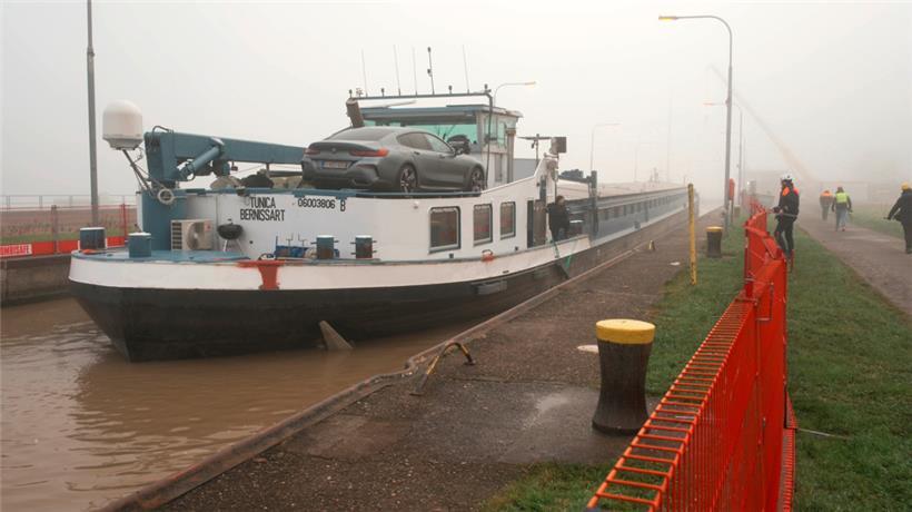 Das belgische Motorschiff „Tunica“ fährt zur voraussichtlich letzten Notschleusung an der beschädigten Moselschleuse in die Schleusenkammer ein
