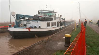 Das belgische Motorschiff „Tunica“ fährt zur voraussichtlich letzten Notschleusung an der beschädigten Moselschleuse in die Schleusenkammer ein
