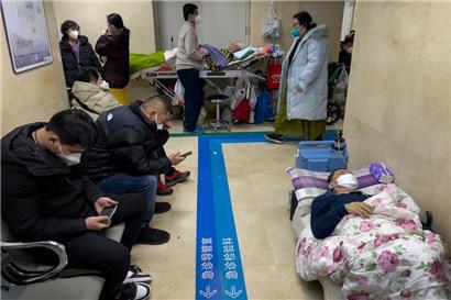 Das bevölkerungsreichste Land der Erde erlebt gerade eine riesige Corona-Welle, der besonders Menschen im hohen Alter oder mit Vorerkrankungen zum Opfer fallen. Krankenhäuser sind überlastet, Krematorien können die Leichen nicht schnell genug einäschern
