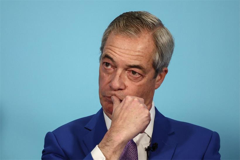 Nigel Farage vor dem britischen Parlament, das Untersuchungen gegen ihn eingeleitet hat, bereitet sich auf erneute Wahlteilnahme vor