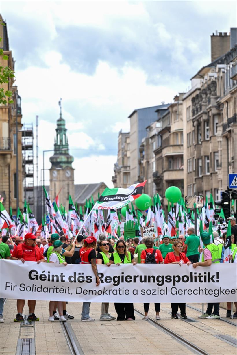 Das „carré de tête“ musste in der Avenue de la Liberté mehrfach vorrücken, um weiteren Demonstranten am Zugende Platz zu machen
