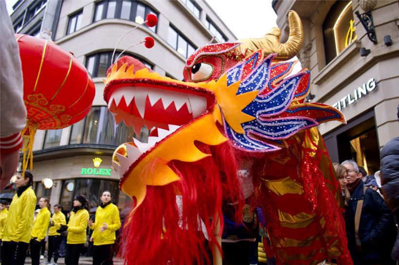 Das chinesische Neujahr wurde mit einer bunten Drachenparade eingeläutet
