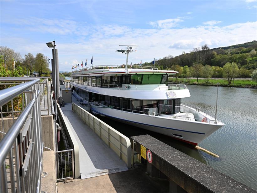 Altes Passagierschiff von 2000 auf See, Diskussion über zukünftigen Ersatz und moderne Schiffe nach 26 Jahren Einsatz