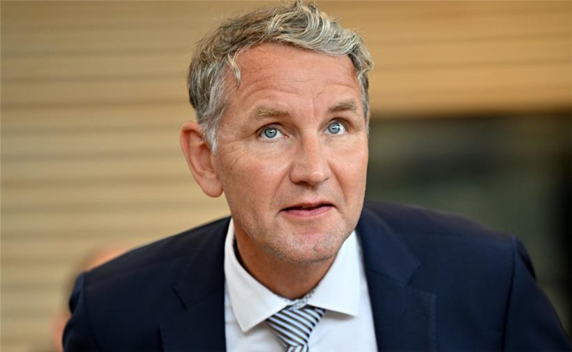 Das deutsche Bundesamt für Verfassungsschutz (BfV) stuft Höcke als Rechtsextremisten ein und überwacht ihn seit Anfang 2020.
