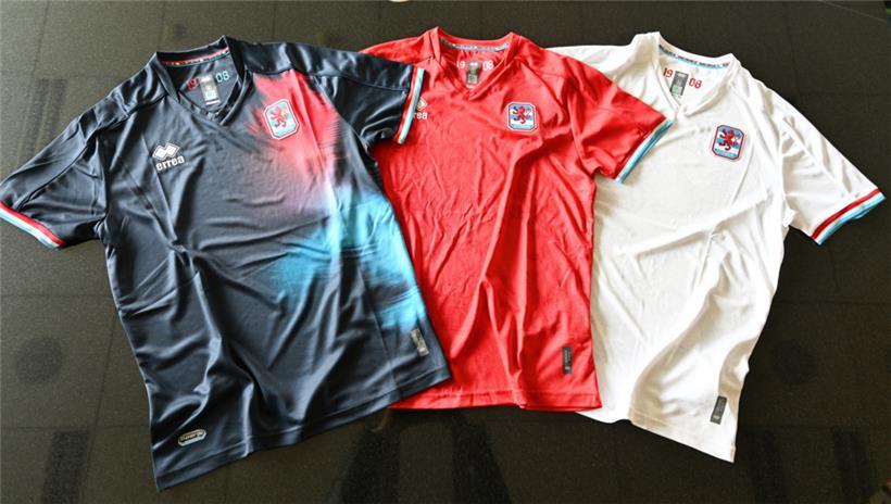 Das dunkelblaue Trikot kam bei den Fans sehr gut an
