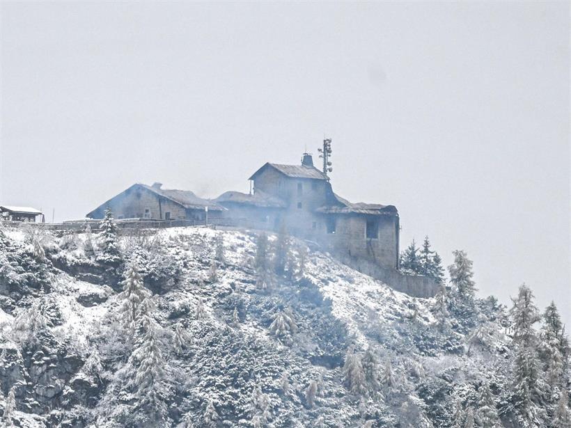 Das durch einen Brand schwerbeschädigte Kehlsteinhaus auf dem Obersalzberg bei Berchtesgaden. In der historischen Berggaststätte war am Freitagabend ein Großbrand ausgebrochen