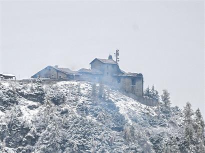 Das durch einen Brand schwerbeschädigte Kehlsteinhaus auf dem Obersalzberg bei Berchtesgaden. In der historischen Berggaststätte war am Freitagabend ein Großbrand ausgebrochen