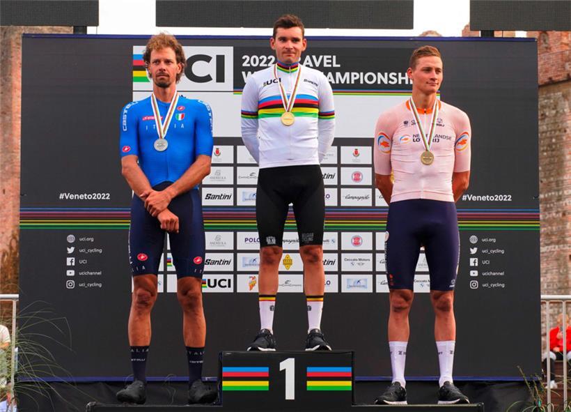 Das erste Podium bei einer Gravel-WM: Gianni Vermeersch (M.) setzte sich vor Daniel Oss (l.) und Mathieu van der Poel durch
