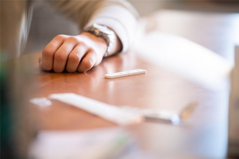 Das erste positive Testergebnis war für Paul S. ein Schock. Er hatte zwei Jahre lang sehr gut aufgepasst. Eine Zeit lang testete er sich jeden Tag.
