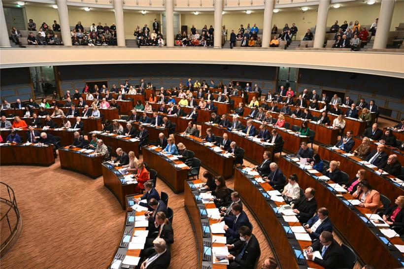 Das finnische Parlament in Helsinki während einer Plenarsitzung

