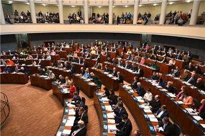 Das finnische Parlament in Helsinki während einer Plenarsitzung
