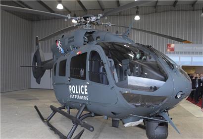 Das fliegende Auge: Ein Hubschrauber der Polizei, hier bei der Vorstellung im Jahr 2019, war am Montag erfolgreich bei der Fahndung nach Einbrechern
