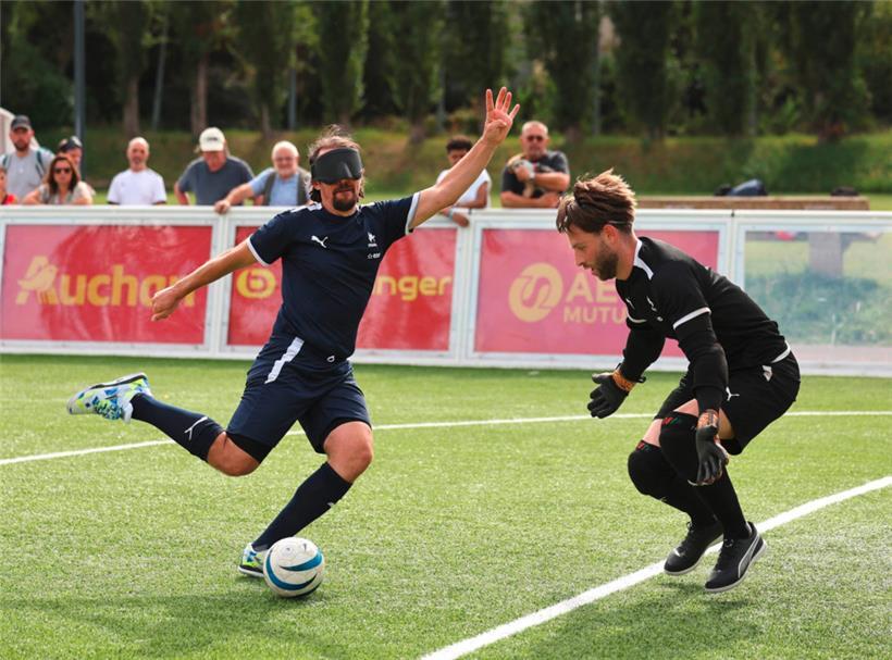 Das französische Blindenfußballteam bei einer Trainingseinheit vor den Olympischen Spielen

