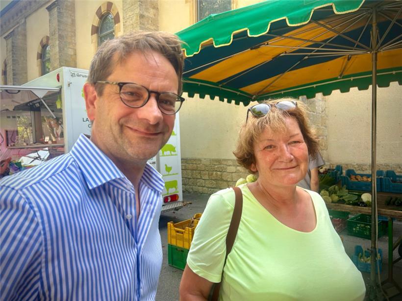 Das freut Bürgermeister Laurent Zeimet: Fernande Hornick ist Stammkundin aus Überzeugung
