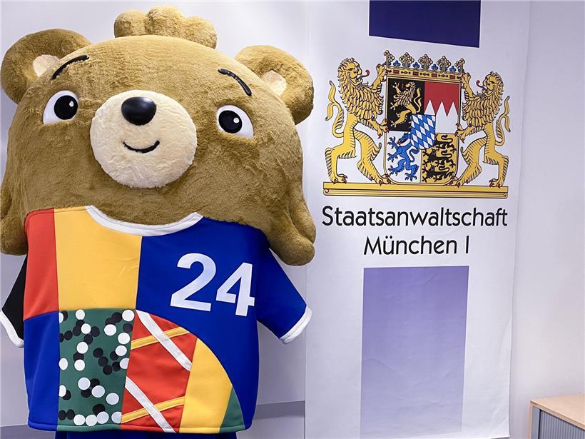 Gefälschtes Maskottchen-Kostüm im Konferenzraum der Staatsanwaltschaft München I bei Ermittlungen