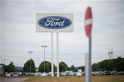 Das große Logo von Ford, das auf dem Parkplatz des Werks Saarlouis steht
