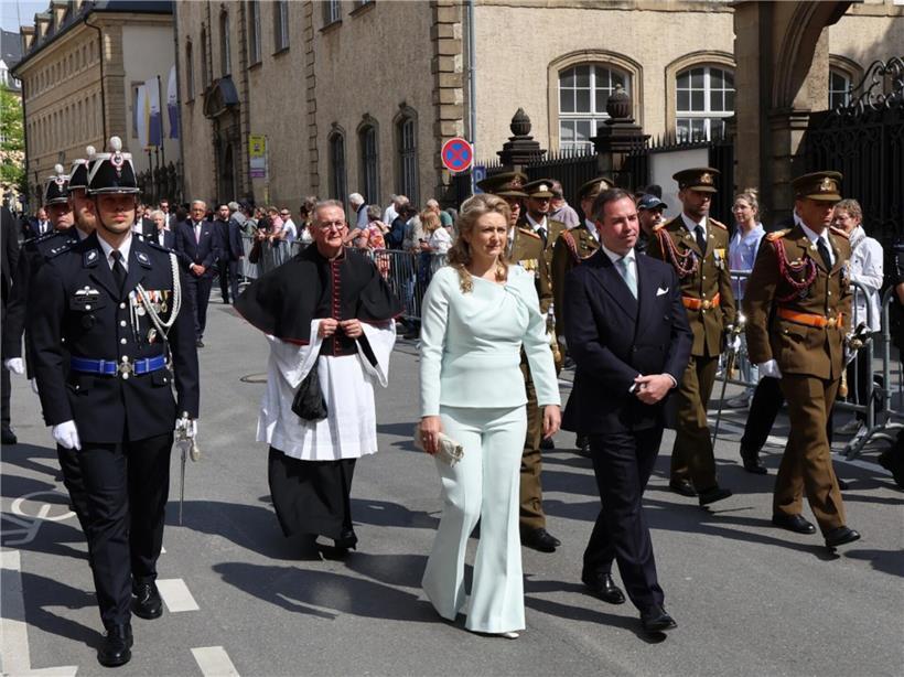 Großherzogliches Paar bei der feierlichen Abschlussprozession der Oktave am Sonntag im festlichen Gewand