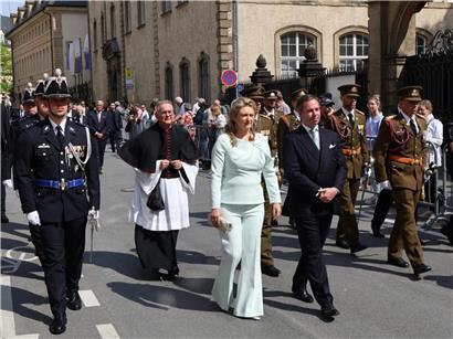 Großherzogliches Paar bei der feierlichen Abschlussprozession der Oktave am Sonntag im festlichen Gewand