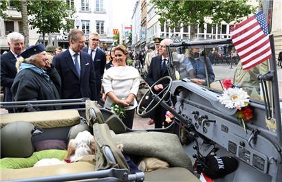 Das großherzogliche Paar bestaunte einen identischen Nachbau von einem Jeep, der so vor 80 Jahren von Prinz Félix genutzt wurde
