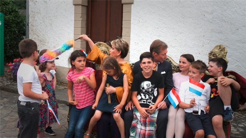 Das großherzogliche Paar gab sich in Lellingen ganz volksnah und ging sogar auf Kuschelkurs mit der Dorfjugend 
