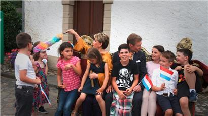 Das großherzogliche Paar gab sich in Lellingen ganz volksnah und ging sogar auf Kuschelkurs mit der Dorfjugend 
