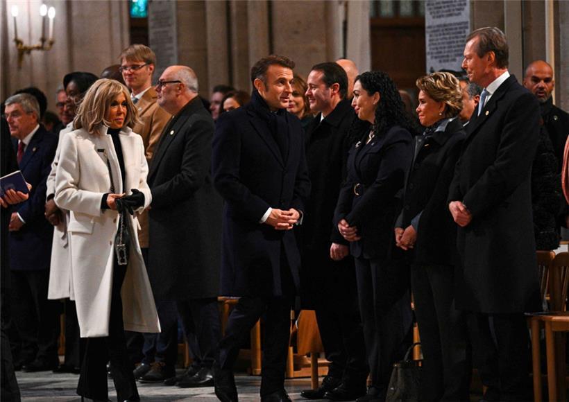 Das großherzogliche Paar neben Frankreichs Präsident Macron in der ersten öffentlichen Messe in Notre-Dame
