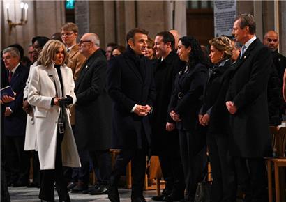 Das großherzogliche Paar neben Frankreichs Präsident Macron in der ersten öffentlichen Messe in Notre-Dame
