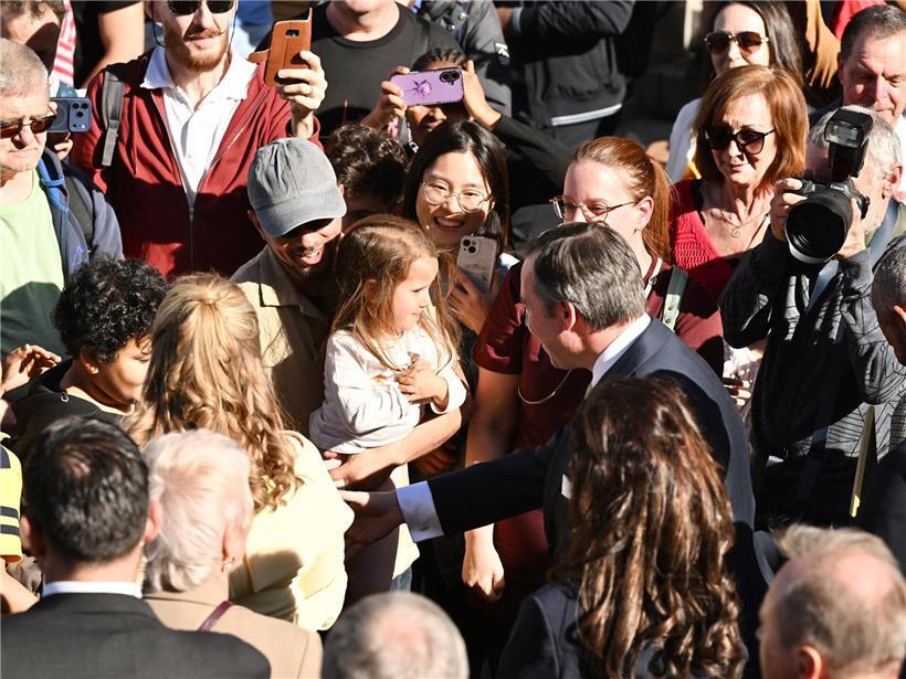 Großherzogliches Paar umgeben von jubelnder Menschenmenge bei festlicher Veranstaltung