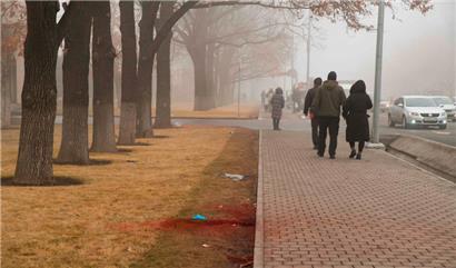 „Das hat alle überrascht“: Blutflecken auf den Rasenflächen in Almaty zeugen von der Gewalt
