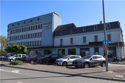 Das ikonische, taubenblaue Gebäude in Hollerich
